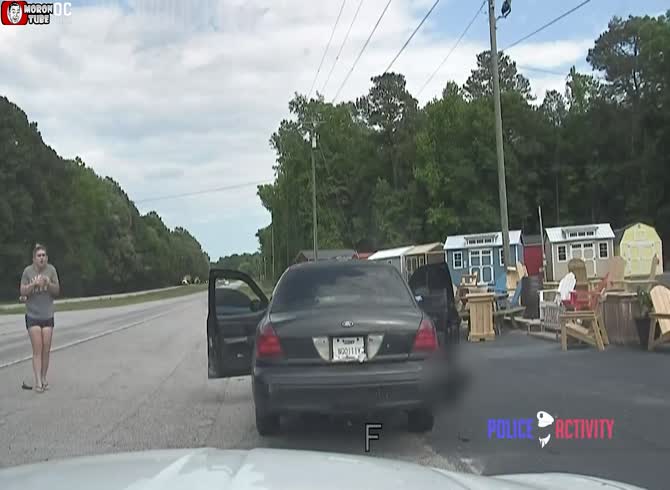 Video :A passenger tries to assassinate cops during a routine checkpoint, which goes awry
